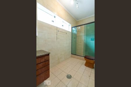 Casa à venda com 240m², 3 quartos e 5 vagasBanheiro da suíte