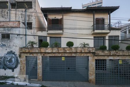 Casa à venda com 300m², 4 quartos e 4 vagasFachada