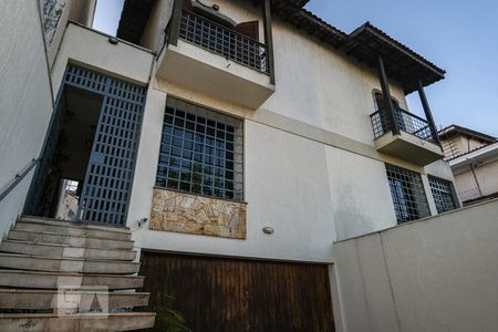 Casa à venda com 300m², 4 quartos e 4 vagasFachada