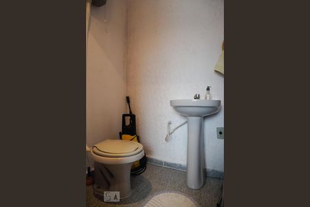 Casa à venda com 240m², 4 quartos e 2 vagasBanheiro de Serviço