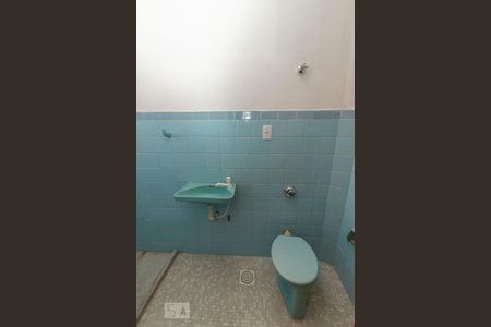Banheiro de kitnet/studio para alugar com 1 quarto, 32m² em Azenha, Porto Alegre