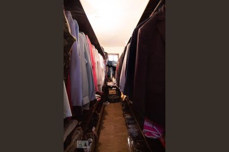 Casa à venda com 300m², 5 quartos e 2 vagas Casa à venda com 300m², 5 quartos e 2 vagasCloset da Suíte Master