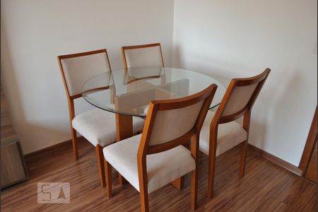 Apartamento à venda com 38m², 1 quarto e 1 vagaSala - detalhe mesa