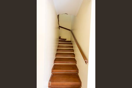 Casa para alugar com 154m², 3 quartos e 3 vagas Casa para alugar com 154m², 3 quartos e 3 vagasEscada