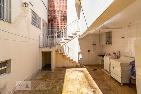 Casa à venda com 180m², 4 quartos e 2 vagasFundos - Área de serviço