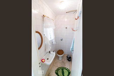 Casa à venda com 180m², 4 quartos e 2 vagasFundos - Banheiro de serviço