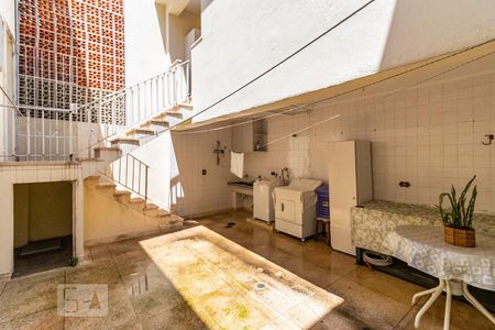 Casa à venda com 180m², 4 quartos e 2 vagasFundos - Área de serviço