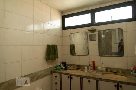 Apartamento à venda com 275m², 4 quartos e 4 vagas Apartamento à venda com 275m², 4 quartos e 4 vagasBanheiro da Suíte 4