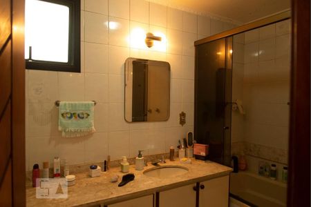 Apartamento à venda com 275m², 4 quartos e 4 vagas Apartamento à venda com 275m², 4 quartos e 4 vagasBanheiro da Suíte 1