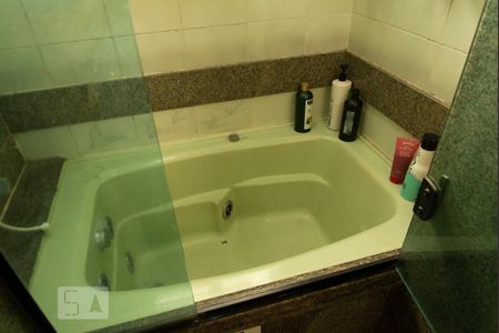 Apartamento à venda com 275m², 4 quartos e 4 vagas Apartamento à venda com 275m², 4 quartos e 4 vagasHidromassagem