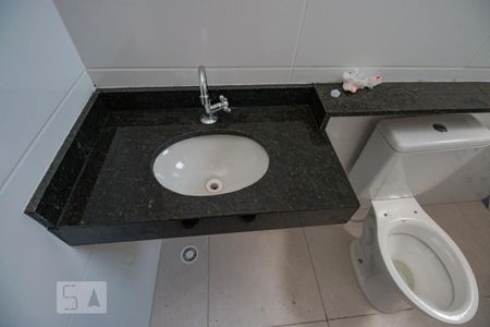 Casa de condomínio à venda com 50m², 2 quartos e sem vaga Casa de condomínio à venda com 50m², 2 quartos e sem vagaBanheiro