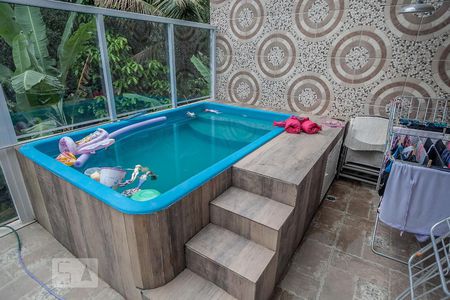 Casa à venda com 450m², 4 quartos e 2 vagas Casa à venda com 450m², 4 quartos e 2 vagasPiscina