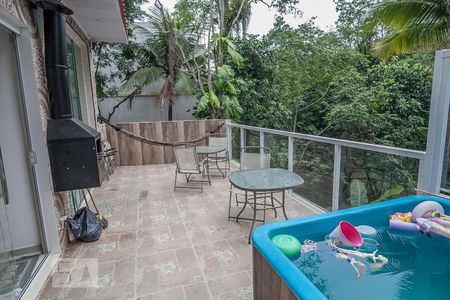 Casa à venda com 450m², 4 quartos e 2 vagas Casa à venda com 450m², 4 quartos e 2 vagasPiscina