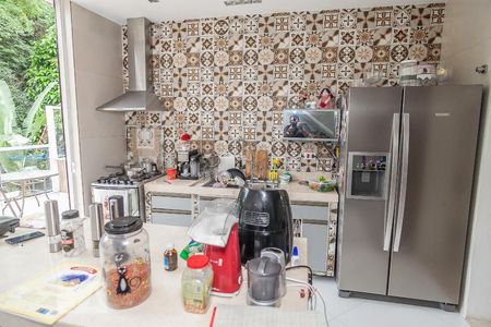 Casa à venda com 450m², 4 quartos e 2 vagas Casa à venda com 450m², 4 quartos e 2 vagasCozinha