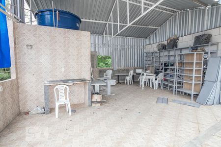 Casa à venda com 450m², 4 quartos e 2 vagas Casa à venda com 450m², 4 quartos e 2 vagasTerraço