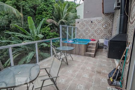 Casa à venda com 450m², 4 quartos e 2 vagas Casa à venda com 450m², 4 quartos e 2 vagasVaranda