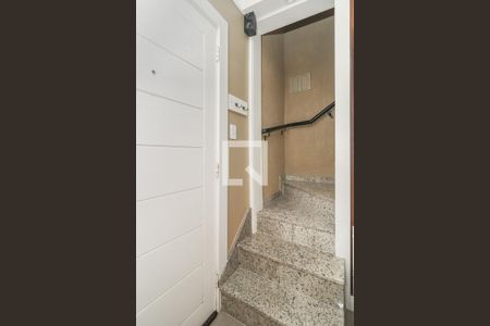 Escada acesso quartos de casa à venda com 4 quartos, 150m² em Jardim Carvalho, Porto Alegre