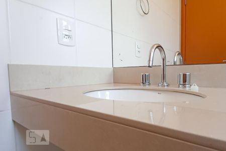 Apartamento para alugar com 72m², 2 quartos e 2 vagasDetalhe banheiro suíte - Pia
