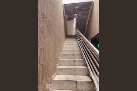 Casa para alugar com 89m², 2 quartos e sem vaga Casa para alugar com 89m², 2 quartos e sem vagaEscada de entrada