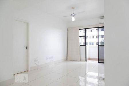 Sala de apartamento para alugar com 2 quartos, 65m² em Barra da Tijuca, Rio de Janeiro