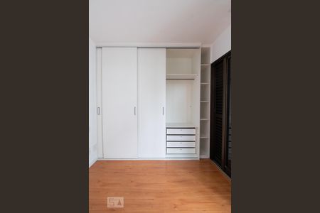 Apartamento para alugar com 56m², 1 quarto e 2 vagasQuarto - armários