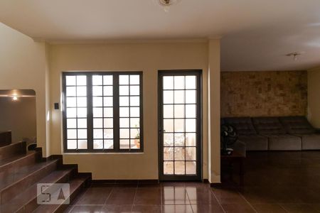 Casa à venda com 264m², 4 quartos e 2 vagas Casa à venda com 264m², 4 quartos e 2 vagasHall