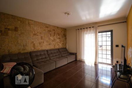 Casa à venda com 264m², 4 quartos e 2 vagas Casa à venda com 264m², 4 quartos e 2 vagasSala de TV
