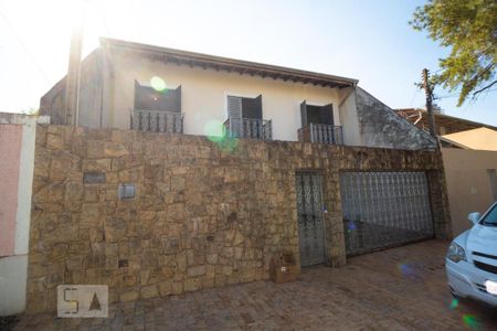 Casa à venda com 264m², 4 quartos e 2 vagas Casa à venda com 264m², 4 quartos e 2 vagasFachada