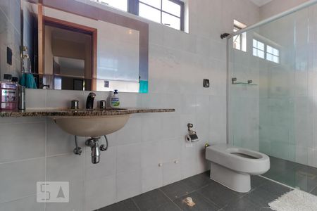 Casa à venda com 264m², 4 quartos e 2 vagas Casa à venda com 264m², 4 quartos e 2 vagasBanheiro da Suíte