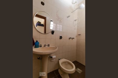 Casa à venda com 264m², 4 quartos e 2 vagas Casa à venda com 264m², 4 quartos e 2 vagasBanheiro de Serviço