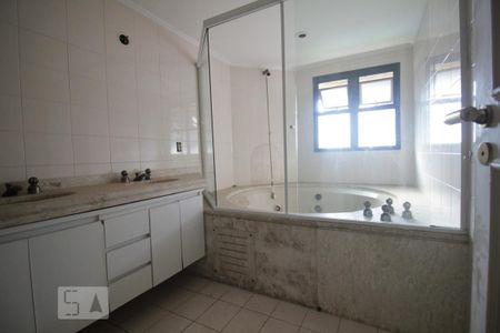 Apartamento à venda com 305m², 4 quartos e 5 vagasBanheiro da suíte 4