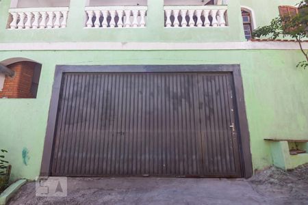 Casa à venda com 130m², 2 quartos e 2 vagas Casa à venda com 130m², 2 quartos e 2 vagasFachada