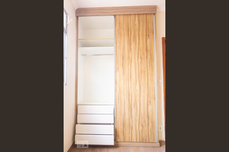 Apartamento para alugar com 66m², 3 quartos e 1 vagaDetalhe dos armários da suite