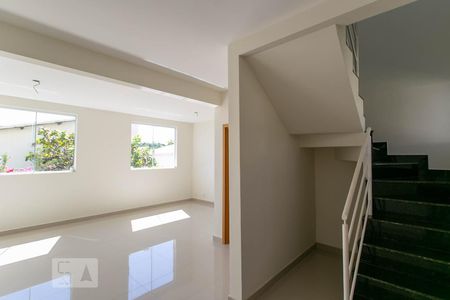 Casa de condomínio para alugar com 140m², 4 quartos e 4 vagasSala