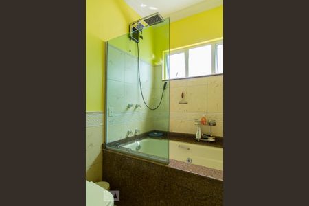 Casa à venda com 300m², 3 quartos e 7 vagasBanheiro da suíte 2