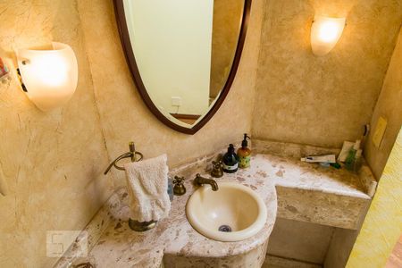 Casa à venda com 300m², 3 quartos e 7 vagasLavabo - Detalhe