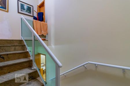 Casa à venda com 400m², 3 quartos e 6 vagasEscada para os Quartos 