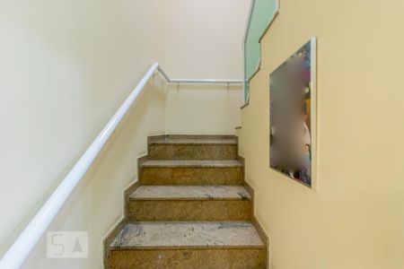 Casa à venda com 400m², 3 quartos e 6 vagasEscada para os Quartos 