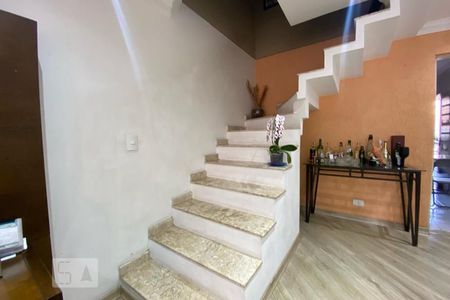 Escada de casa à venda com 2 quartos, 130m² em Jardim Beatriz, Taboão da Serra