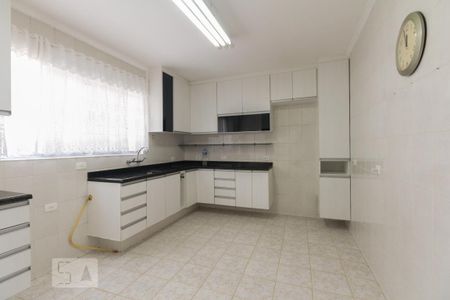 Cozinha de casa para alugar com 3 quartos, 130m² em Vila Canero, São Paulo