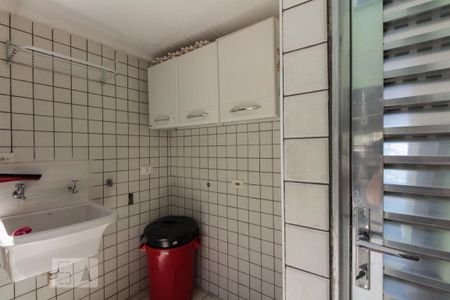 Área de serviço de casa para alugar com 3 quartos, 130m² em Vila Canero, São Paulo