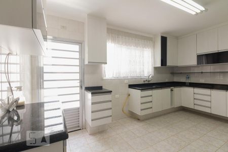 Cozinha de casa para alugar com 3 quartos, 130m² em Vila Canero, São Paulo