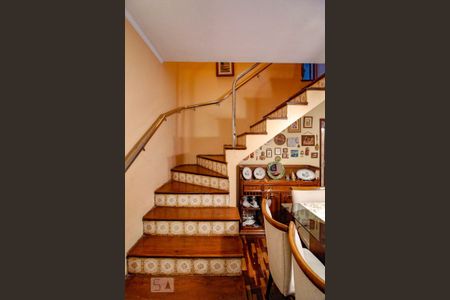 Escada de casa para alugar com 3 quartos, 225m² em Jardim Aida, Guarulhos