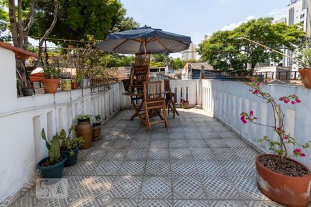 Casa para alugar com 250m², 3 quartos e 2 vagas Casa para alugar com 250m², 3 quartos e 2 vagasTerraço