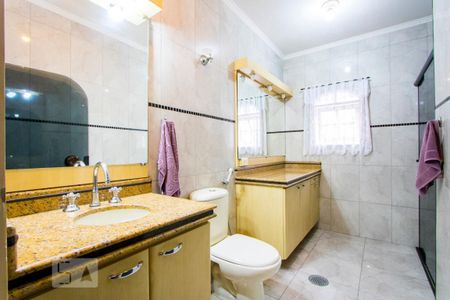 Casa à venda com 225m², 3 quartos e 4 vagasBanheiro do quarto 1