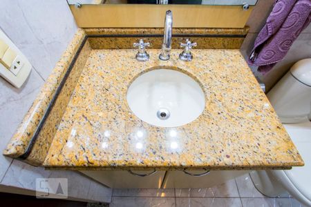 Casa à venda com 225m², 3 quartos e 4 vagasBanheiro do quarto 1