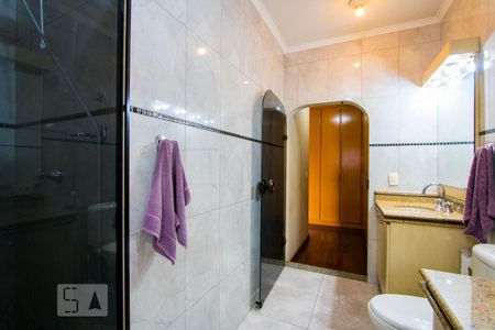 Casa à venda com 225m², 3 quartos e 4 vagasBanheiro do quarto 1