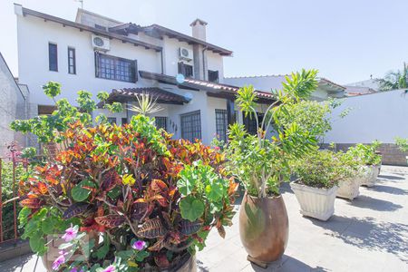 Casa à venda com 335m², 4 quartos e 3 vagas Casa à venda com 335m², 4 quartos e 3 vagasVaranda