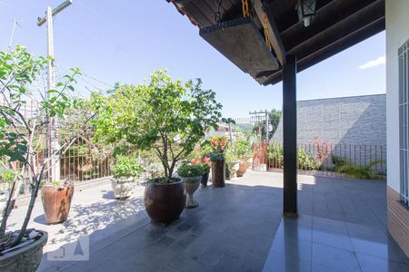Casa à venda com 335m², 4 quartos e 3 vagas Casa à venda com 335m², 4 quartos e 3 vagasVaranda