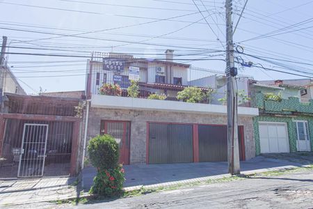 Casa à venda com 335m², 4 quartos e 3 vagas Casa à venda com 335m², 4 quartos e 3 vagasFachada